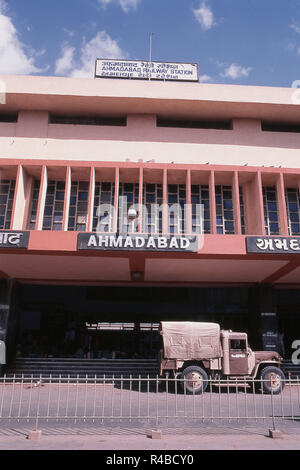 Außenansicht des Bahnhofs in Ahmedabad, Gujarat, Indien, Asien Stockfoto