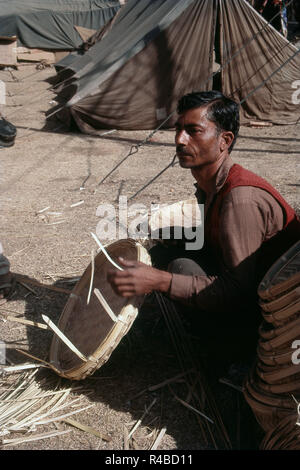 Der Mensch, der einen Bambuskorb aus Zuckerrohr bildet, Kulu, Himachal Pradesh, Indien, Asien Stockfoto