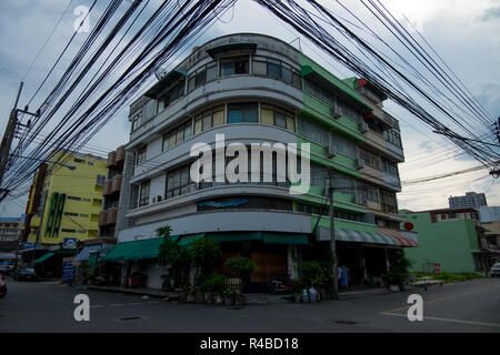 Stromleitungen dominieren die Skyline vor einem Gebäude im Art-Deco-Stil in Hat Yai, Thailand. Stockfoto
