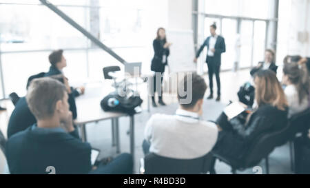 Unscharfer Blick auf Menschen bei Business Training Stockfoto