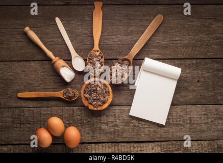 Backen Hintergrund. Mehl, brauner Zucker, Salz, Eier, Löffel. Zutaten für das Backen mit dem Notepad. Küchenutensilien. Platz für Text. Ansicht von oben. Die Bäckerei pr Stockfoto
