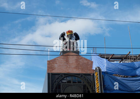 Ein King Kong - wie Gorilla Statue, eine Krone trägt und Cape, Teil einer Identität Kampagne für ein Fitness-studio in in Hat Yai, Thailand. Stockfoto