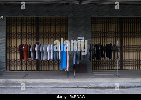 Wäscheservice wird sorgfältig auf Regalen in Hat Yai, Thailand zu trocknen. Stockfoto