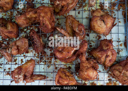 Fried Chicken Wings, frisch aus der Friteuse in Hat Yai, Thailand. Stockfoto
