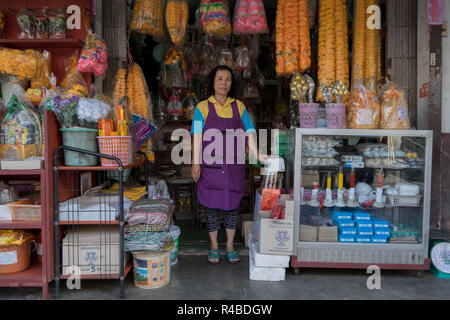 Der Besitzer eines indischen religiösen Supply Store in Hat Yai, Thailand. Stockfoto