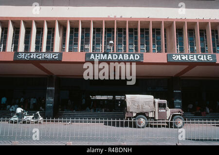 Außenansicht des Bahnhofs in Ahmedabad, Gujarat, Indien, Asien Stockfoto