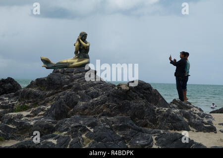 Die berühmte Goldene Mermaid Statue am Strand in Songkhla, Thailand. Stockfoto