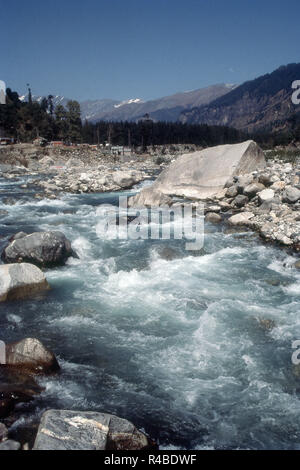 Beas River mit Blick auf die Berge im Hintergrund, Manali, Himachal Pradesh, Indien, Asien Stockfoto