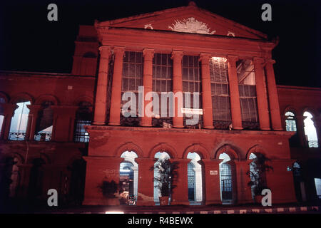 Beleuchtete karnataka High Court Gebäude bei Nacht, Bangalore, Karnataka, Indien, Asien Stockfoto