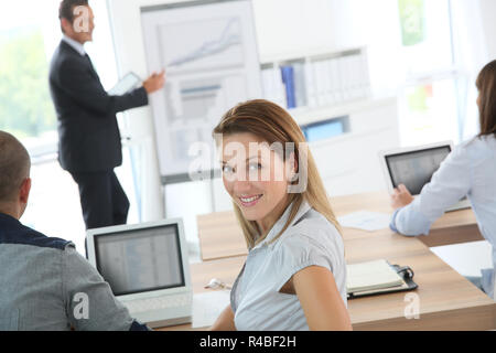 Porträt der lächelnde Frau Teilnahme am Business preesentation Stockfoto