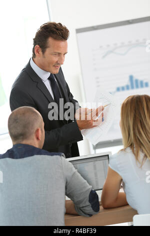 Business Leute, die wöchentliche Präsentation Stockfoto