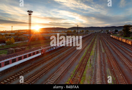 Zug Freight Station - Cargo Transport bei Sonnenuntergang Stockfoto