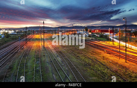 Eisenbahn in der Nacht mit bunten Himmel Stockfoto