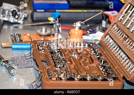 Tools für das Auto Reparatur im Karton, Nahaufnahme Stockfoto