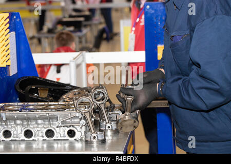 Automechaniker arbeiten mit Tools für die Diagnose und Reparatur von Autos in der Garage Stockfoto