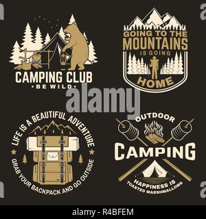 Happy Camper. Vektor. Konzept für Hemd oder Logo, Print, Stempel oder T-Stück. Vintage Design mit Laterne, camping Zelt, Lagerfeuer, Wald Kabine, süßen Marshmallows auf Stick, Berg und Wald Silhouette. Stock Vektor