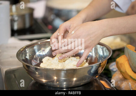 Hände von den Cook Stockfoto