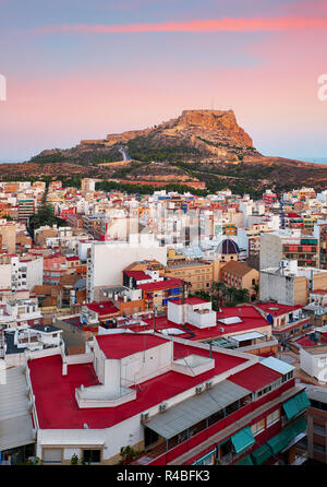 Alicante - Spanien, Blick auf die Burg Santa Barbara auf dem Berg Benacantil Stockfoto