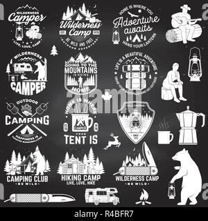 Wildnis Camp. Wild und frei sein. Vektor. Konzept für Abzeichen, Shirt oder Logo, Print, Stempel, Patch oder T-Stück Vintage Typografie Design mit Anhänger, Zelt, Lagerfeuer, Bär, Taschenmesser und Wald Silhouette Stock Vektor