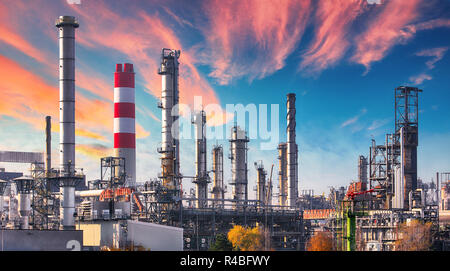 Pipeline und der rohrtrasse von Erdöl Industrieanlagen mit Sonnenuntergang Himmel Hintergrund Stockfoto