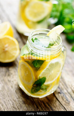 Mint Limonade in Maurergläser auf rustikalen Holztisch Stockfoto