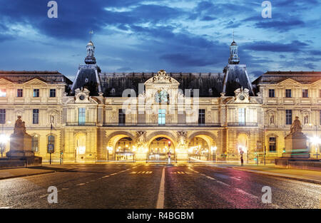 PARIS, Frankreich - 7 November 2015: Louvre im Sunrise Stockfoto