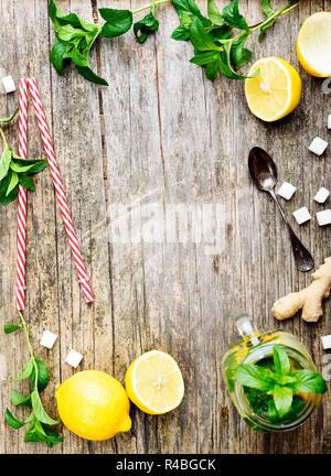 Blick von oben auf die erfrischenden Cocktail Zutaten auf Holz- Hintergrund mit Copyspace. Rezept für detox Saft mit Limonade, Ingwer und Minze in retro Mason j Stockfoto