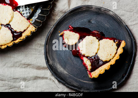 Almond Tart Cherry. nach oben Blick.style Vintage. selektive Fokus Stockfoto