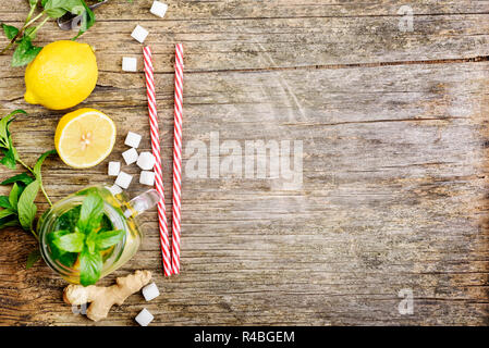 Mint Limonade mit Ingwer, detox Trinken auf Holztisch mit Copyspace. Stockfoto