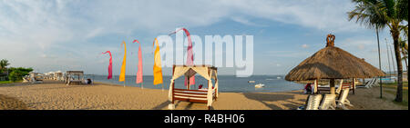 Ein schöner Panoramablick auf den Strand von Nusa Dua mit Schattierungen für entspannende und Liegestühle zum Sonnenbaden, Bali Stockfoto