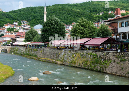 Steinbrücke über den Fluss Bistrica und Sinan Pascha Moschee, Prizren, Kosovo Stockfoto