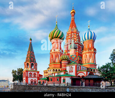 Sonnige Herbst morgen in der Basilius-Kathedrale auf dem Roten Platz, Moskau, Russland Stockfoto