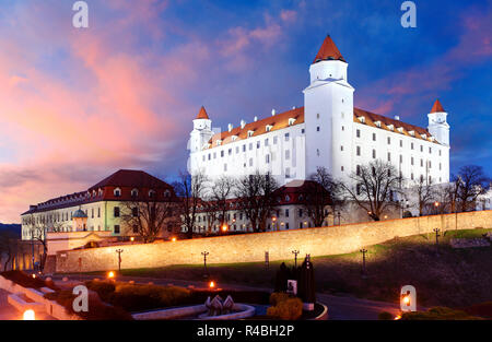 Die Burg von Bratislava zu einem farbenfrohen Sonnenuntergang Stockfoto