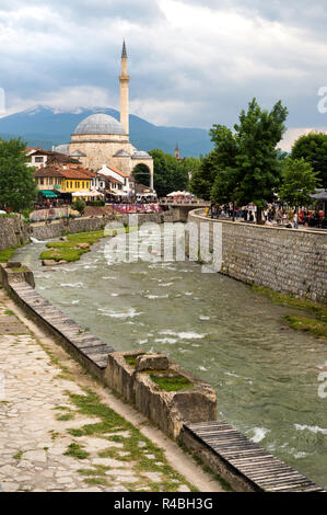 Bistrica Fluss und Sinan Pascha Moschee, Prizren, Kosovo, Stockfoto