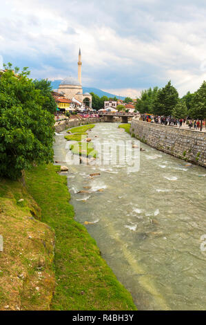 Bistrica Fluss und Sinan Pascha Moschee, Prizren, Kosovo, Stockfoto