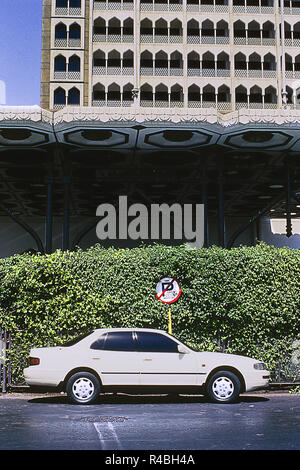 Toyota Camry Auto auf der Strasse kein Parkplatz Schild, Bombay, Mumbai, Indien, Asien geparkt Stockfoto