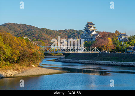Okayama Castle (Ujo) am Fluss Asahi in Japan Stockfoto