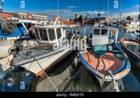 Fischerboote im Hafen, Fortezza Vecchia (alte Festung), mittelalterliche Festung in Livorno, Toskana, Italien Stockfoto