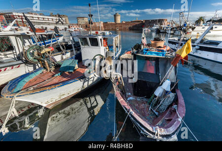 Fischerboote im Hafen, Fortezza Vecchia (alte Festung), mittelalterliche Festung in Livorno, Toskana, Italien Stockfoto