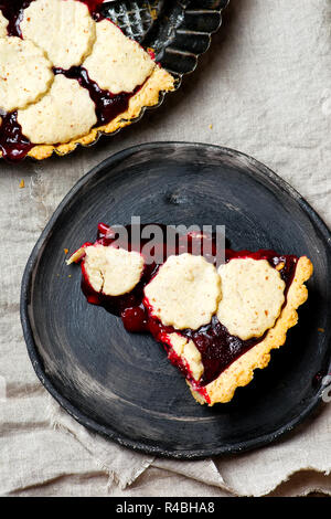 Almond Tart Cherry. nach oben Blick.style Vintage. selektive Fokus Stockfoto