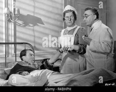 Das SCHWARZE SCHAF DER WHITEHALL 1942 United Artists Film mit Von links: John Mills, wird Heu, Henry Hewitt Stockfoto