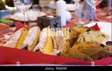 Nahaufnahme der typisch Italienische Weihnachten Dessert "Panettone und Pandoro' auf der Weihnachten Tabelle einstellen Stockfoto