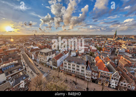 Blick über den historischen Teil der Stadt Groningen bei Sonnenuntergang Stockfoto