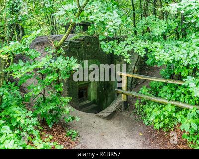 Biala Gora, Gosan, einen Bunker mit einer Lücke im Grün versteckt. Vor dem Bunker ist ein holzgeländer. (CTK Photo/Roman Krompolc) Stockfoto