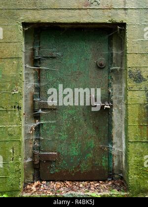 Grüne rostigen Stahl Tor der Beton Bunker der Artillerie Festung von Biala Gora. Die Spinnweben in den Ecken. (CTK Photo/Roman Krompolc) Stockfoto