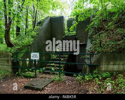 Beton Bunker des Biala Gora Artillerie Festung an der Ostseeküste. Eine Treppe steigt von der Reling mit einem Verbot zu unterzeichnen. (CTK Photo/Roman Krom Stockfoto