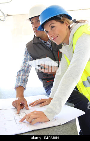 Ingenieure auf der Baustelle Pläne prüfen Stockfoto