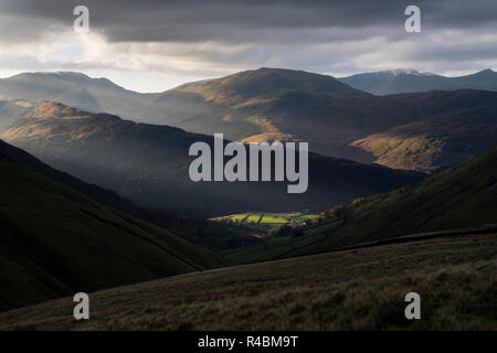 Helvellyn, St Sunday Crag und Fairfield von Hayeswater Gill über Hartsop, Lake District, Cumbria, Großbritannien Stockfoto