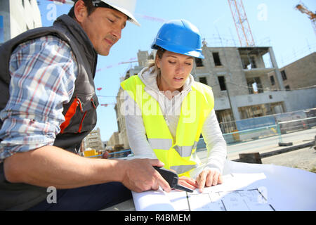 Ingenieure auf der Baustelle Pläne prüfen Stockfoto