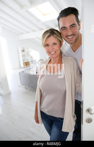 Fröhliche reifes Paar stehend zu Hause vordere Klappe Stockfoto